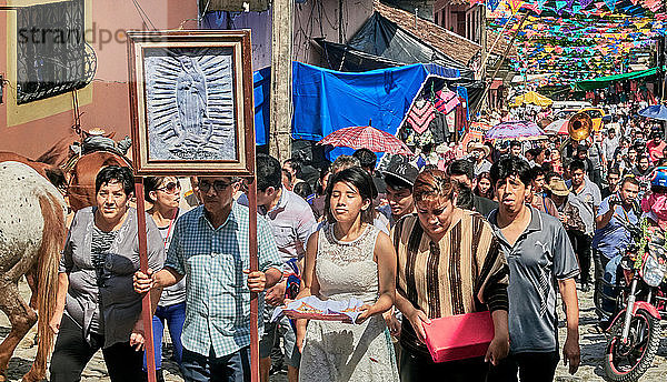 MEXICO  die Pilger wandern im Dorf Jonotla
