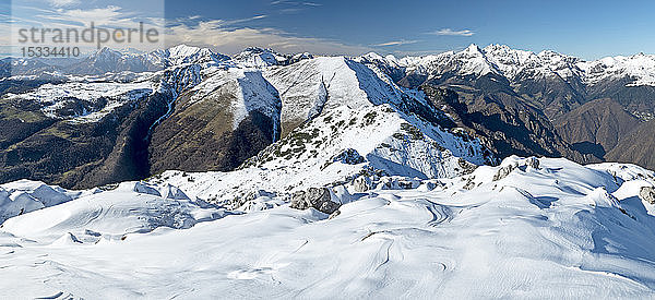Italien  Lombardei  Regionalpark Orobie-Alpen  Grigna Settentrionale(2.410 m)  Grigna Meridionale(2177 m)  Berg und Pass Baciamorti vom Venturosa; bg. rechts: Pizzo Tre Signori (Orobie Alpen)