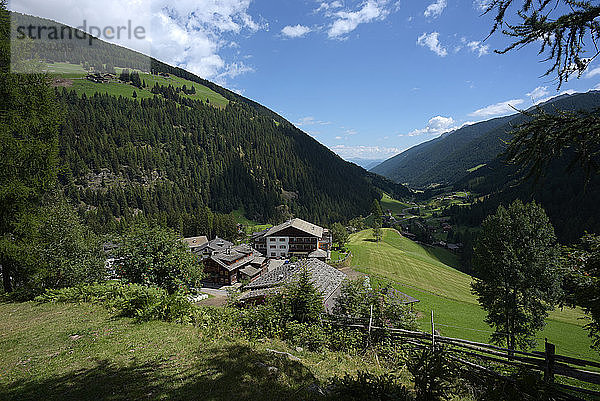 Italien  Südtirol  Ultental  Ultenthal: Holzhaus  Bauernhof