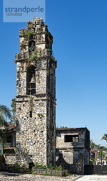 Nordamerika  MEXIKO  Bundesstaat Puebla  die Ruinen des alten Glockenturms des Dorfes Jonotla