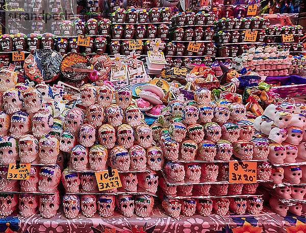 Foto eines traditionellen ZUCKERSCHÄDELS in Mexiko  der im Rahmen der Feierlichkeiten zum Tag der Toten im Herbst verwendet wird. Sie wird als Dekoration für Offrendas  blumengeschmückte Altäre für die Toten  verwendet und auch auf die Gräber ihrer Angehörigen gelegt. Die Mexikaner essen die Süßigkeiten am 2. November  um zu feiern oder mit ihren Toten zu kommunizieren.