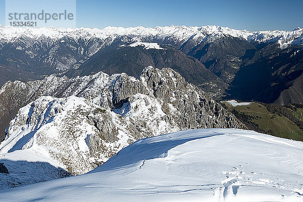 Italien  Lombardei  Brembana-Tal Orobie-Alpenkette vom Gipfel des Venturosa (1999 m)