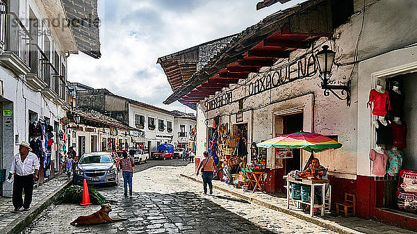 Typische Straße mit Kolonialarchitektur in Cuetzalan del Progreso  Mexiko.