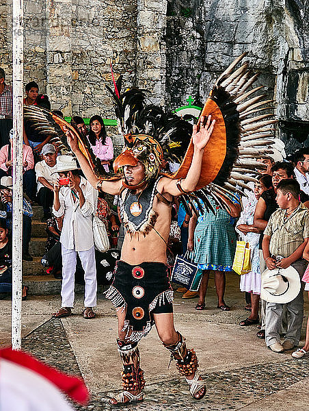 MEXICO  Tänzer führen traditionelle Tänze im Dorf Jonotla auf