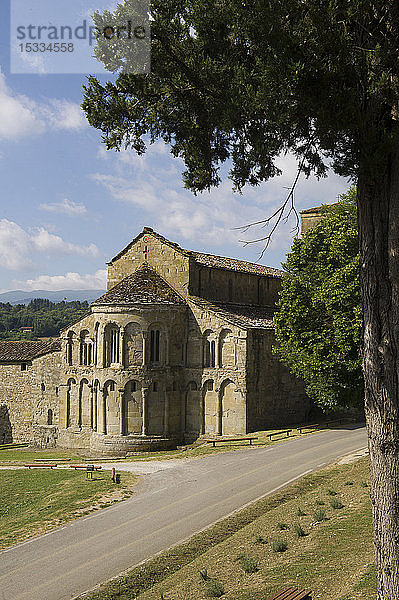 Italien  Toskana  Pratovecchio  die Kirche San Pietro a Romena ist ein katholisches Gotteshaus  das sich am Fuße des Schlosses in der Romena-Stadt Pratovecchio befindet.