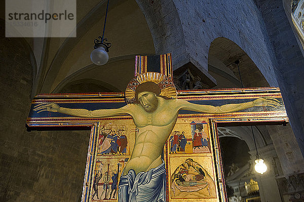 Italien  Toskana  Pistoia  Kathedrale San Zeno  Holzkreuz  geformt und mit Temperamalerei bemalt  An der Seite von Christus sind sechs Passionsgeschichten dargestellt.