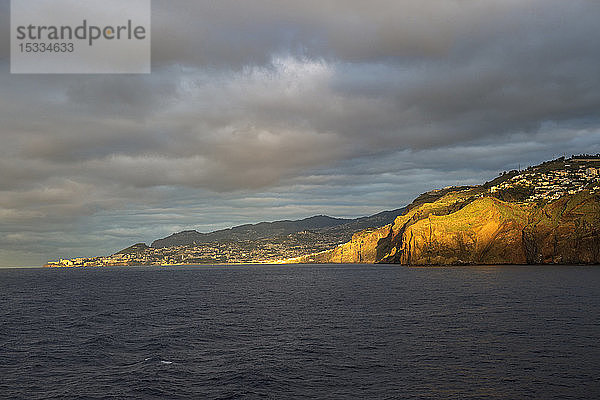 Portugal  Insel Madeira  Stadtbild von Funchal von der Fähre nach Porto Santo