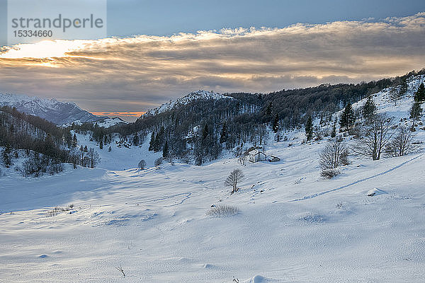 Italien  Lombardei  Regionalpark Orobie-Alpen  Schneeschuhwandern im Taleggio-Tal  bg: Mt. Resegone