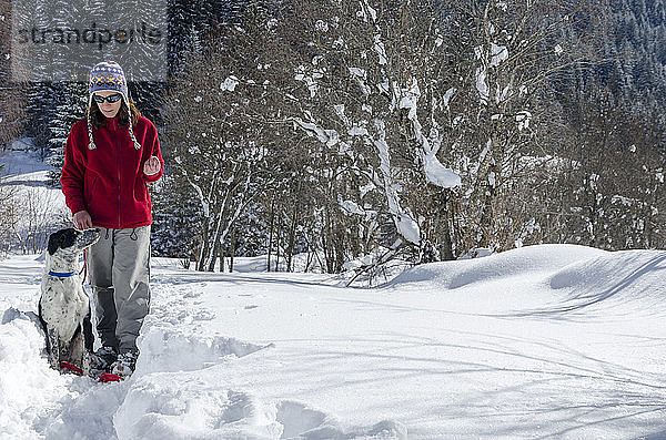 Italien  Lombardei  Retiche-Alpen  Camonica-Tal  Schneeschuhwanderung auf dem Weg zur alten Bergkirche von San Clemente