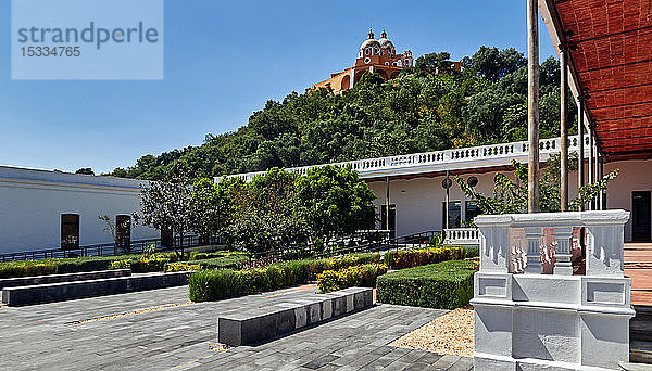 Mexiko  San Andreas Cholula  Blick über die Kuppeln von 'Nuestra Senora de los Remedios' vom Innenhof des Regionalmuseums