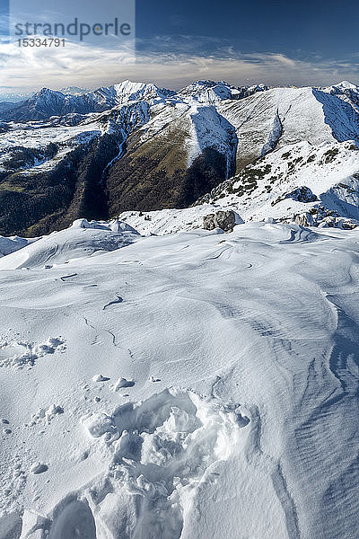Italien  Lombardei  Regionalpark Orobie-Alpen  Berg Baciamorti  Grigna Settentrionale(2.410 m)  Grigna Meridionale(2177 m) von Berg Venturosa (1999 m)