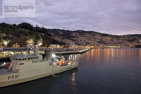 Portugal  Insel Madeira  Stadtbild von Funchal vom Kreuzfahrtterminal aus