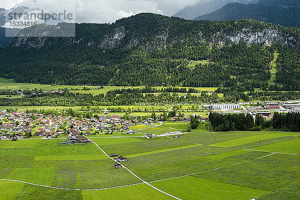 Österreich  Tirol  Lechtal  Naturpark Tiroler Lech  Hofen liegt im Lechtal am Fuße des Hahnenkammes