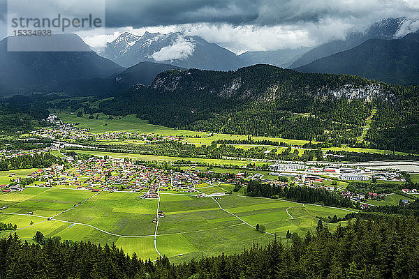 Österreich  Tirol  Lechtal  Naturpark Tiroler Lech  Hofen liegt im Lechtal am Fuße des Hahnenkammes