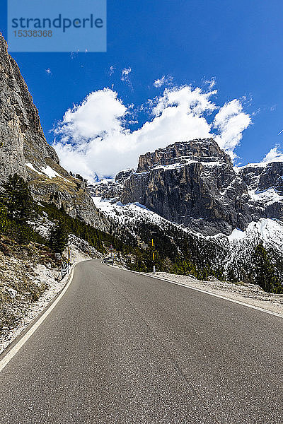 Bergstraße in den Dolomiten  Italien