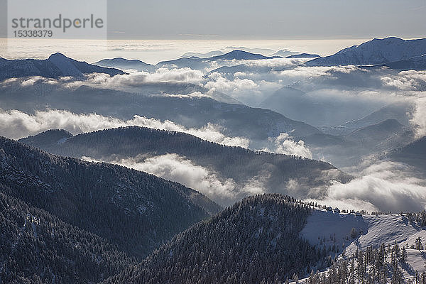 Nebel über waldbedeckten Bergen in Piemont  Italien