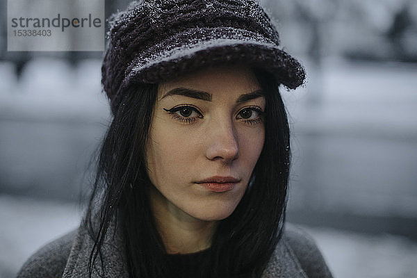 Porträt einer jungen Frau mit Wollmütze und Eyeliner