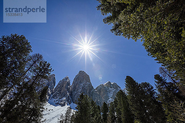 Sonne über einer Bergkette in den Dolomiten  Italien