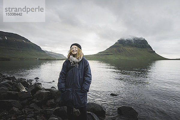 Lächelnde Frau am Kirkjufell in Island