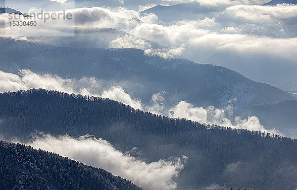 Nebel über waldbedeckten Bergen in Piemont  Italien