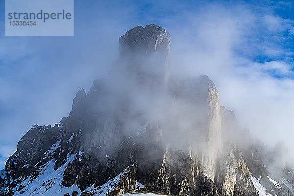 Berggipfel Ra Gusela im Nebel in den Dolomiten  Italien