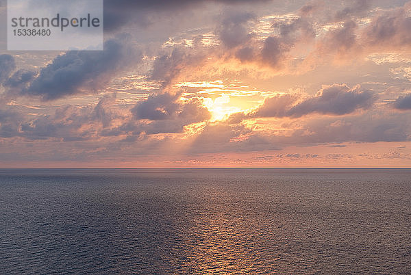 Sonnenaufgang Wolkenlandschaft über Meer