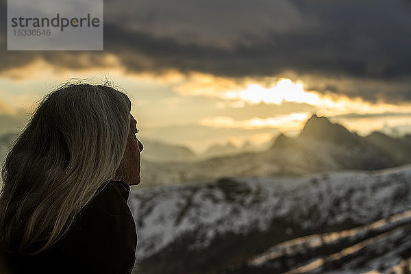 Ältere Frau in den Bergen bei Sonnenuntergang in den Dolomiten  Italien