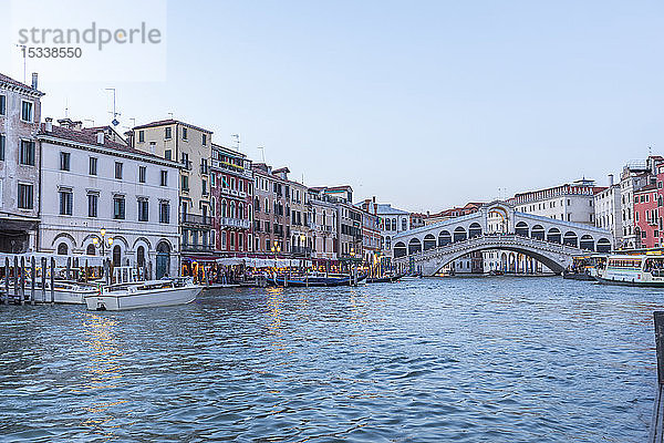 Rialtobrücke am Canal Grande in Venedig  Italien