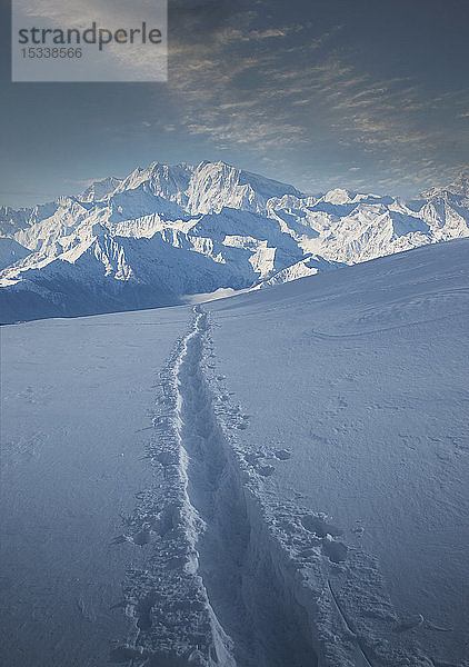 Spuren im Schnee am Monte Rosa in Piemont  Italien