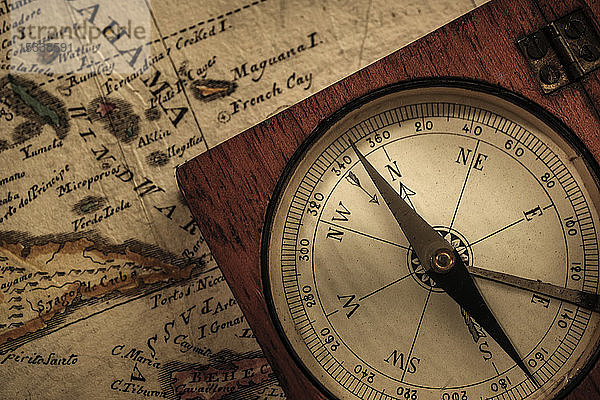 Antiker Kompass auf Karte