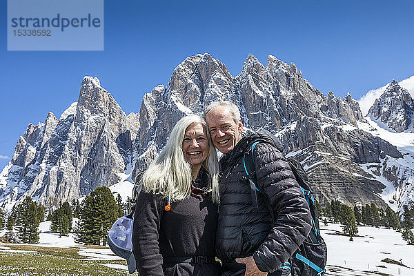 Lächelndes Paar am Berg in den Dolomiten  Italien