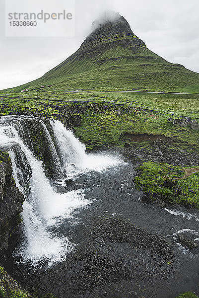 Wasserfall Kirkjufellsfoss bei Kirkjufell in Island