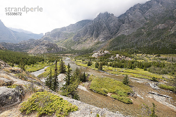 Fluss und Berge im Gallatin National Forest  Montana  USA