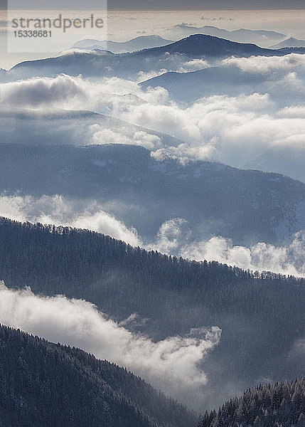 Nebel über waldbedeckten Bergen in Piemont  Italien