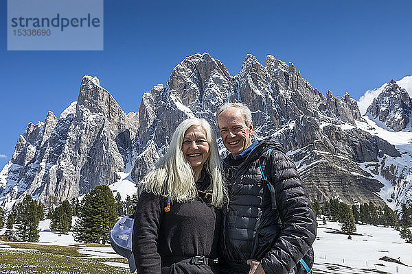 Lächelndes Paar am Berg in den Dolomiten  Italien