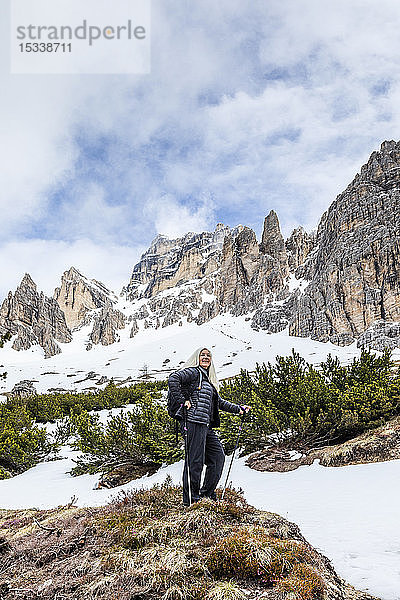 Frau beim Wandern auf dem Giau-Pass in den Dolomiten  Italien