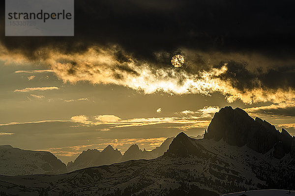 Berglandschaft bei Sonnenuntergang in den Dolomiten  Italien