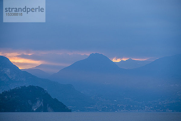 Sonnenuntergangshimmel über den Bergen am Comer See  Italien