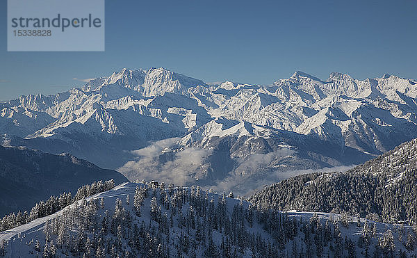 Schneebedeckte Bergkette im Piemont  Italien