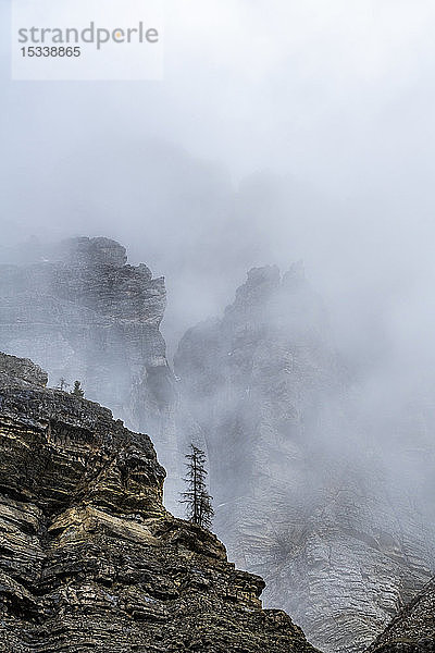 Felsen im Nebel in den Dolomiten  Italien