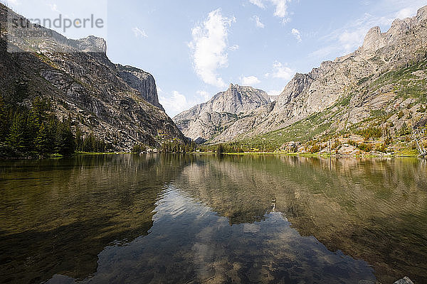 Berg spiegelt sich im Fluss in Montana  USA