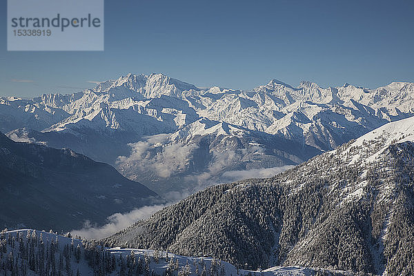 Schneebedeckte Bergkette im Piemont  Italien