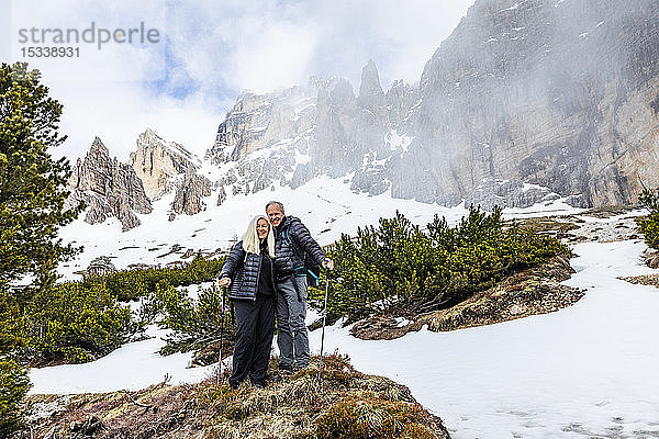 Ehepaar beim Wandern auf dem Giau-Pass in den Dolomiten  Italien
