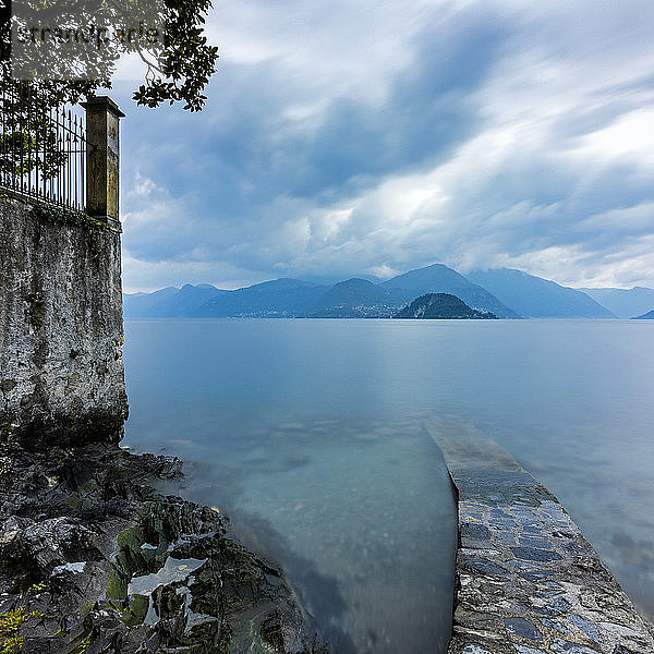 Langzeitbelichtungsaufnahme einer Rampe am Comer See  Italien