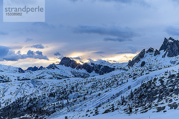 Bergkette im Schnee bei Sonnenuntergang in den Dolomiten  Italien