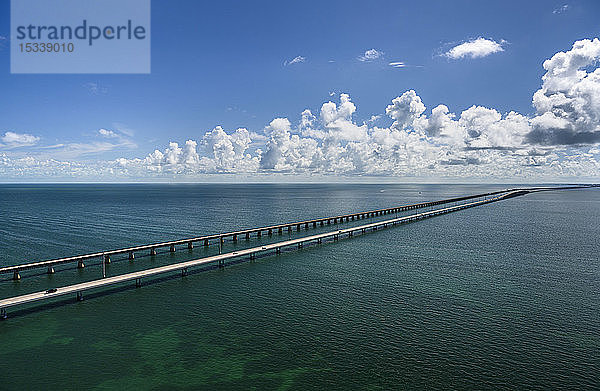 Luftaufnahme der Seven Mile Bridge auf den Florida Keys  USA
