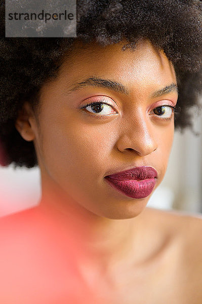 Porträt einer jungen Frau mit Lippenstift