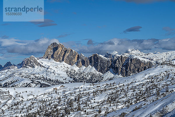 Schnee auf einer Bergkette in den Dolomiten  Italien