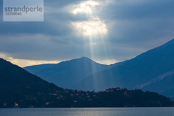 Sonnenstrahlen durch Wolken über dem Comer See  Italien