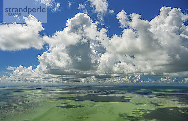 Wolken über Meereslandschaft in Florida Keys  USA